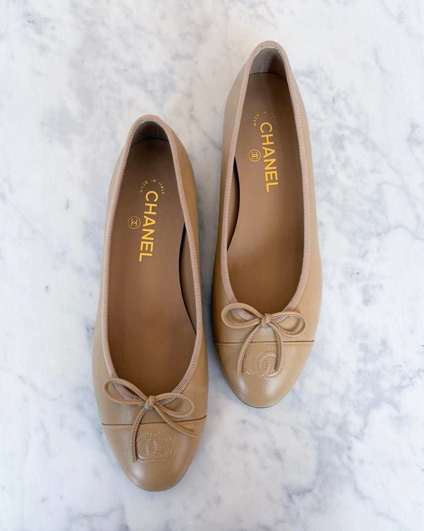 BRAND NEW Chanel Beige Leather Ballet Flats with CC Logo (40)