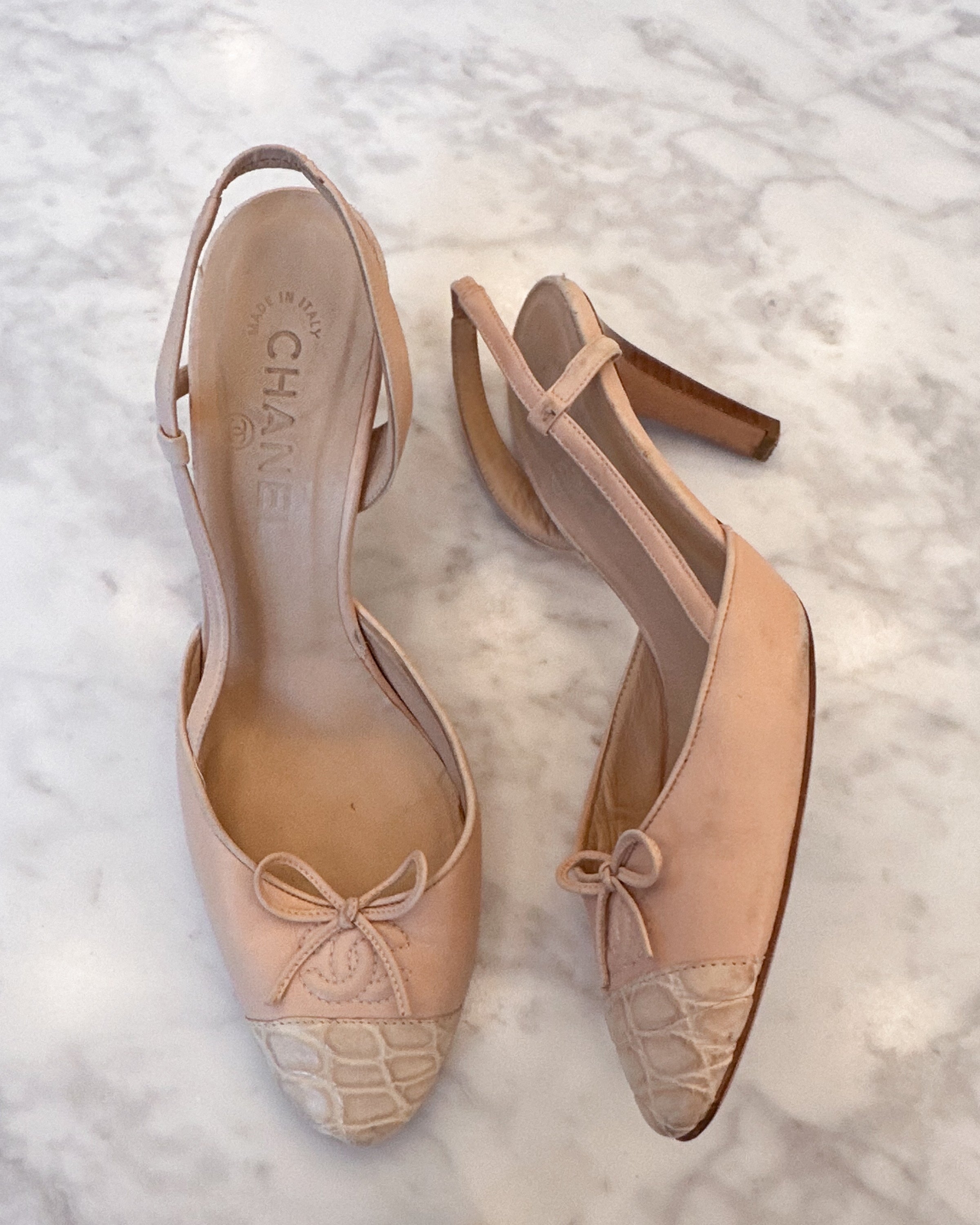 Chanel CC Bow Powder Pink Crocodile Leather Pumps (37)