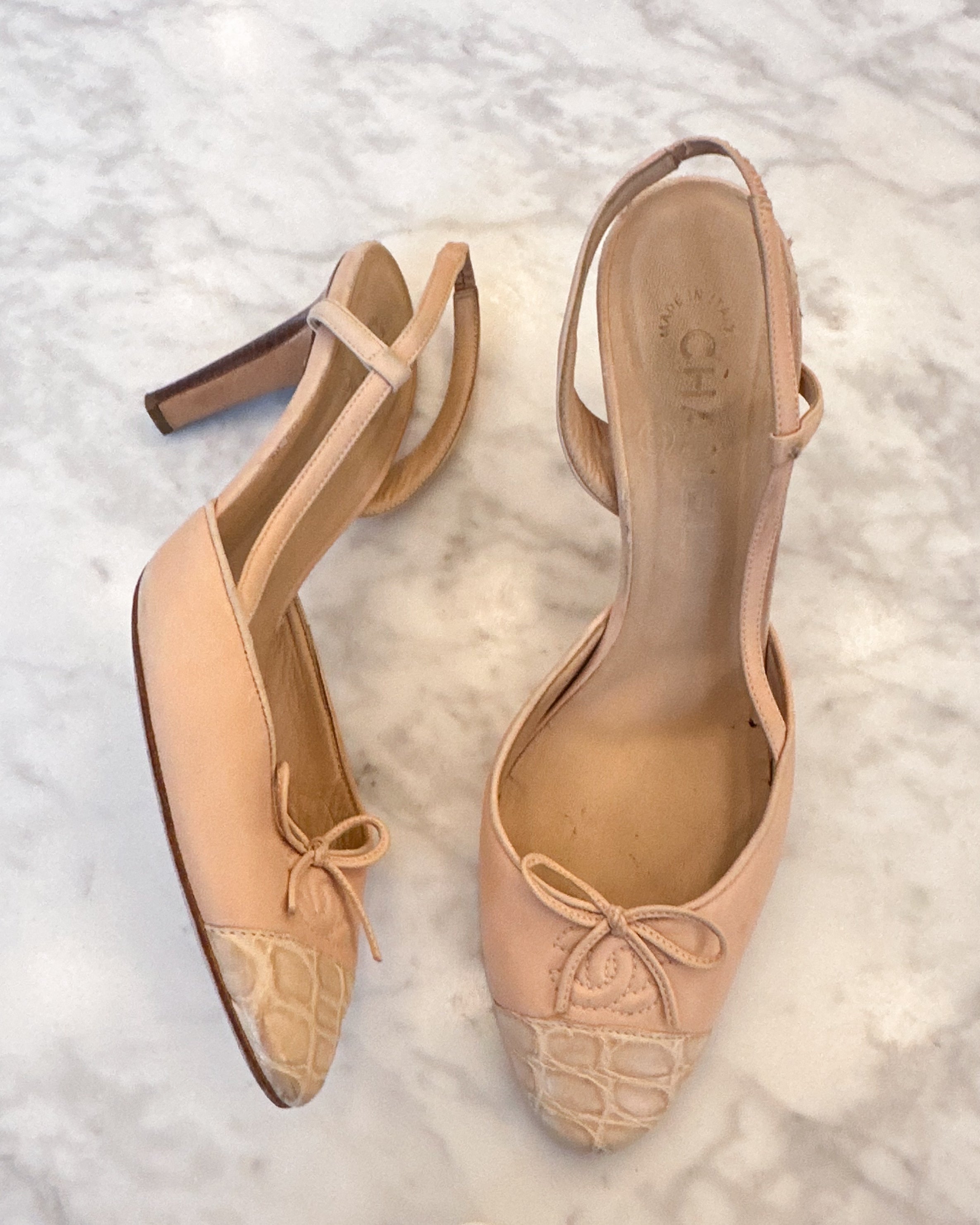 Chanel CC Bow Powder Pink Crocodile Leather Pumps (37)