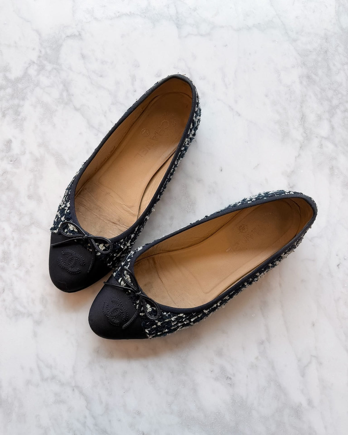 Chanel Navy Blue and White Tweed & Sparkly Thread CC Ballet Flats (39)
