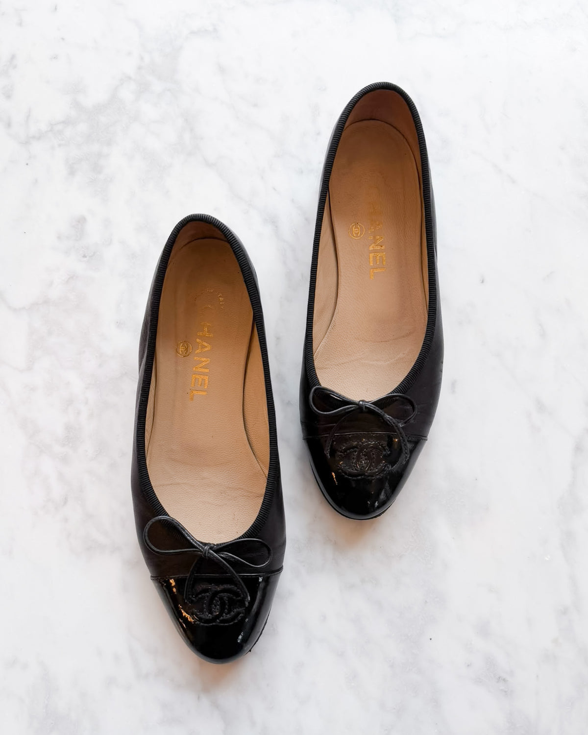 Chanel Black Leather Patent Cap Toe CC Ballet Flats (35.5)