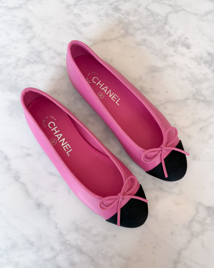 UNWORN Chanel Bubblegum Pink Black CC Cap Toe Ballet Flats (35) - VERY RARE