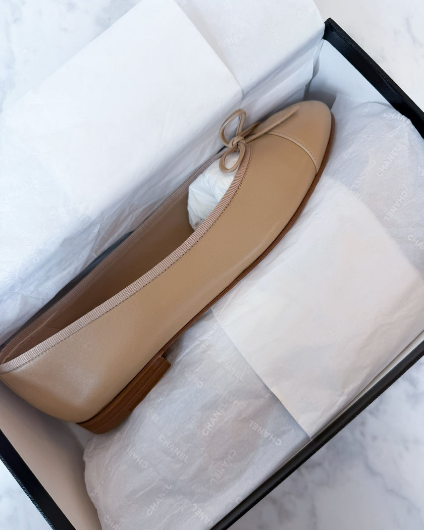 BRAND NEW Chanel Beige Leather Ballet Flats with CC Logo (40)