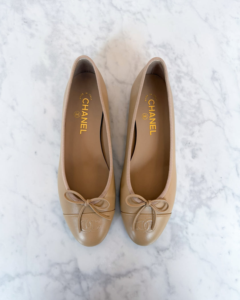 BRAND NEW Chanel Beige Leather Ballet Flats with CC Logo (40)