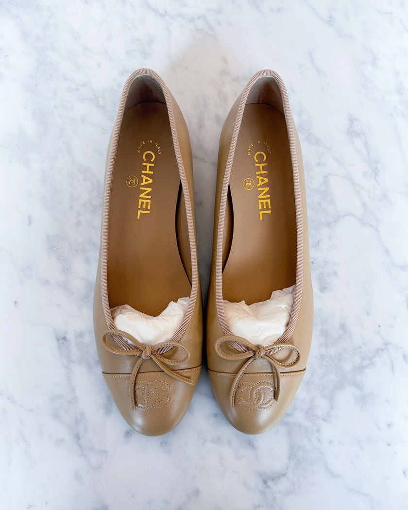 BRAND NEW Chanel Beige Leather Ballet Flats with CC Logo (40)